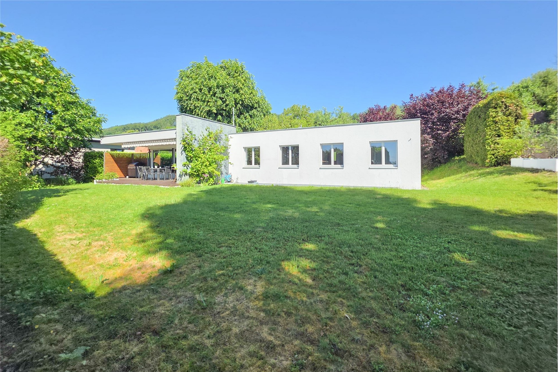 Modernes Einfamilienhaus mit großem Garten