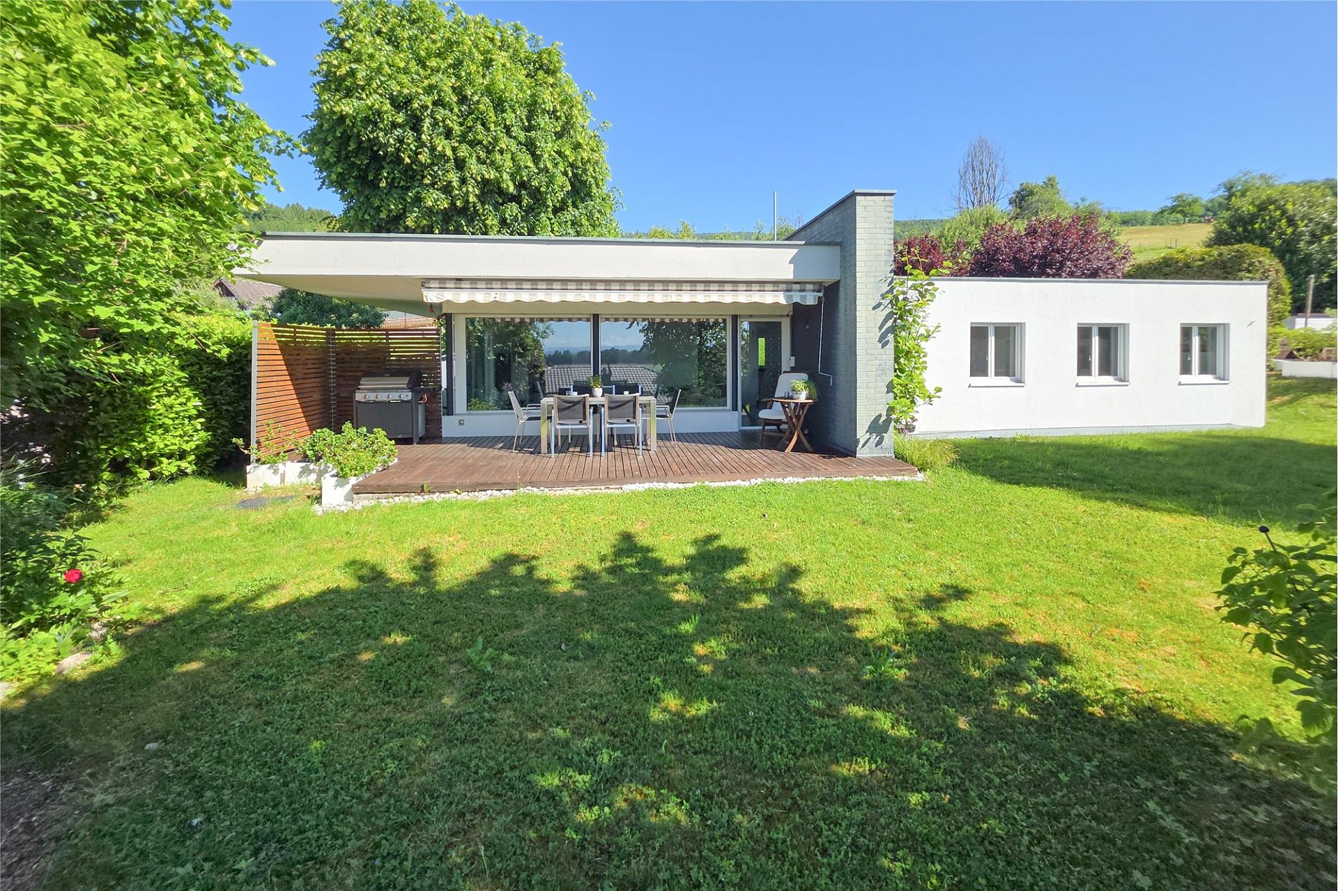 Moderne Terrasse mit Garten