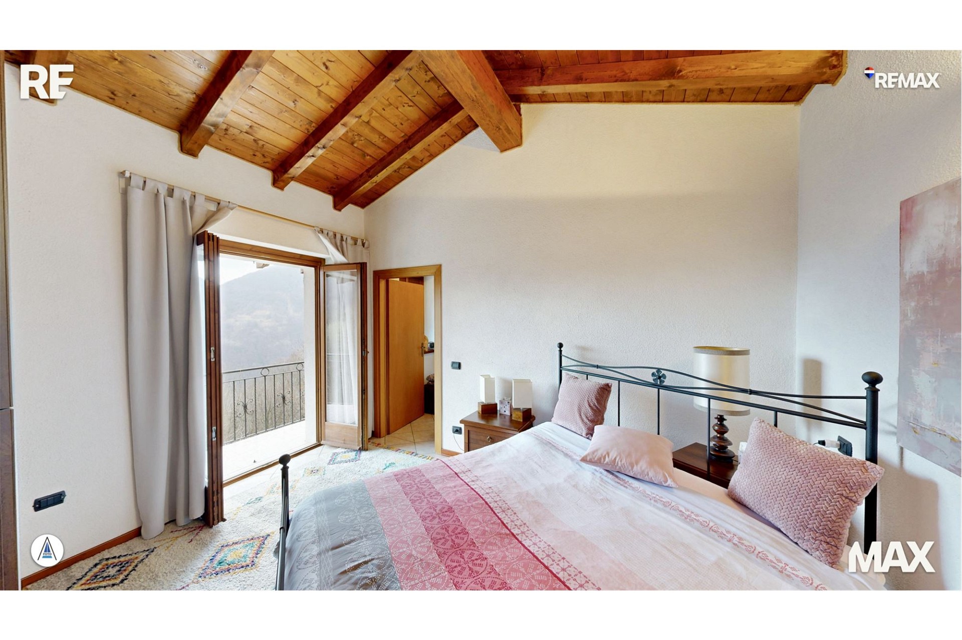 Gemütliches Schlafzimmer mit Holzbalkendecke