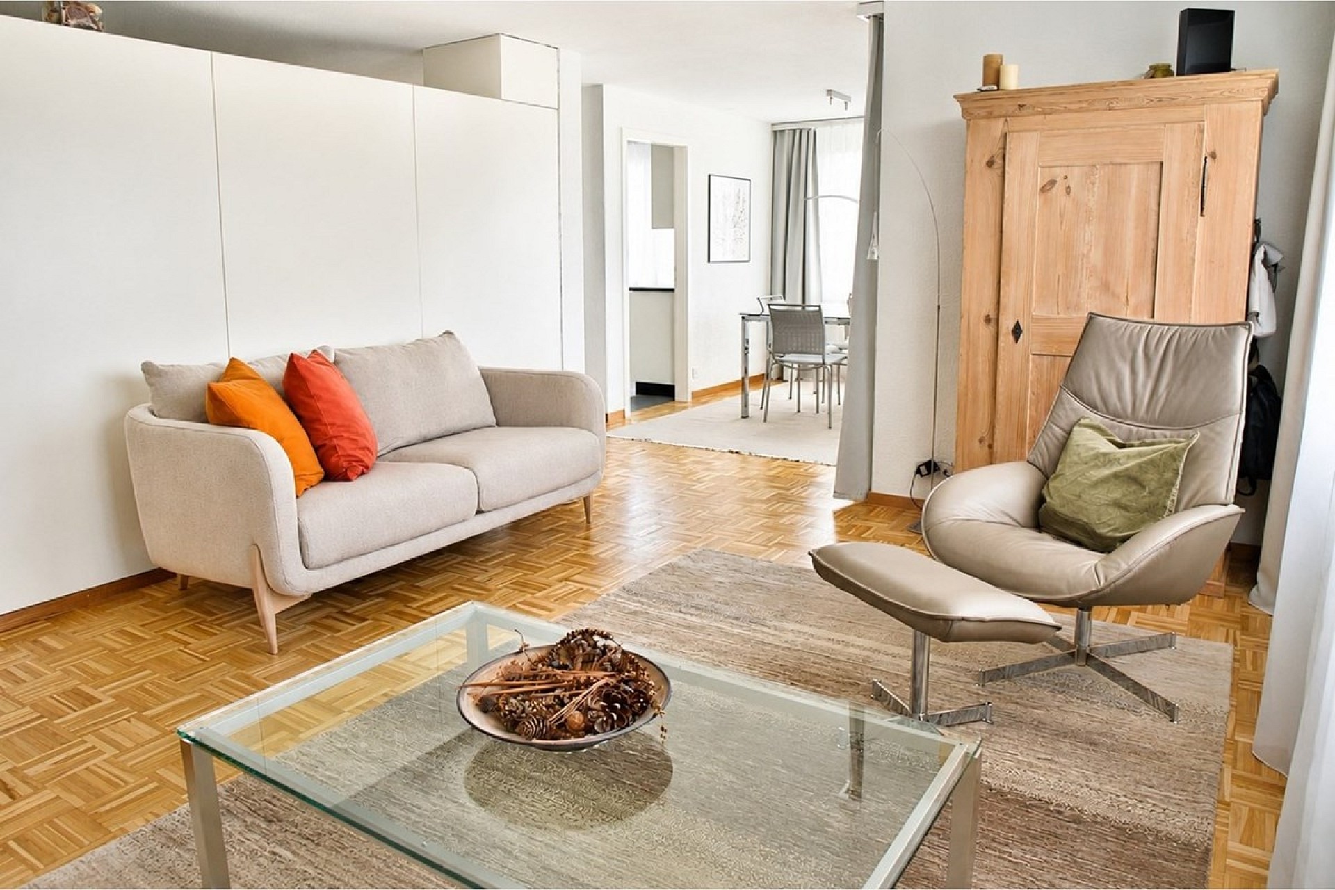 Helles Wohnzimmer mit Holzparkett und moderner Möblierung
