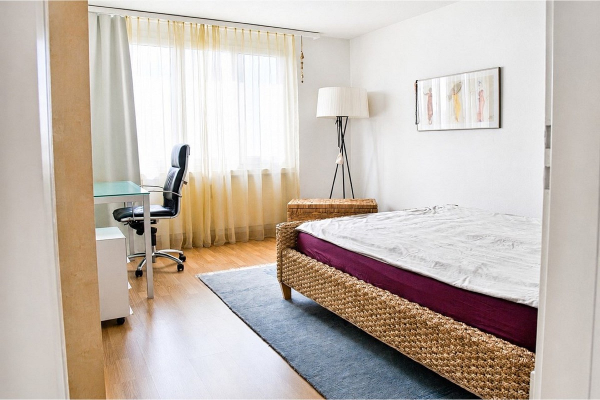 Helles Schlafzimmer mit Arbeitsbereich