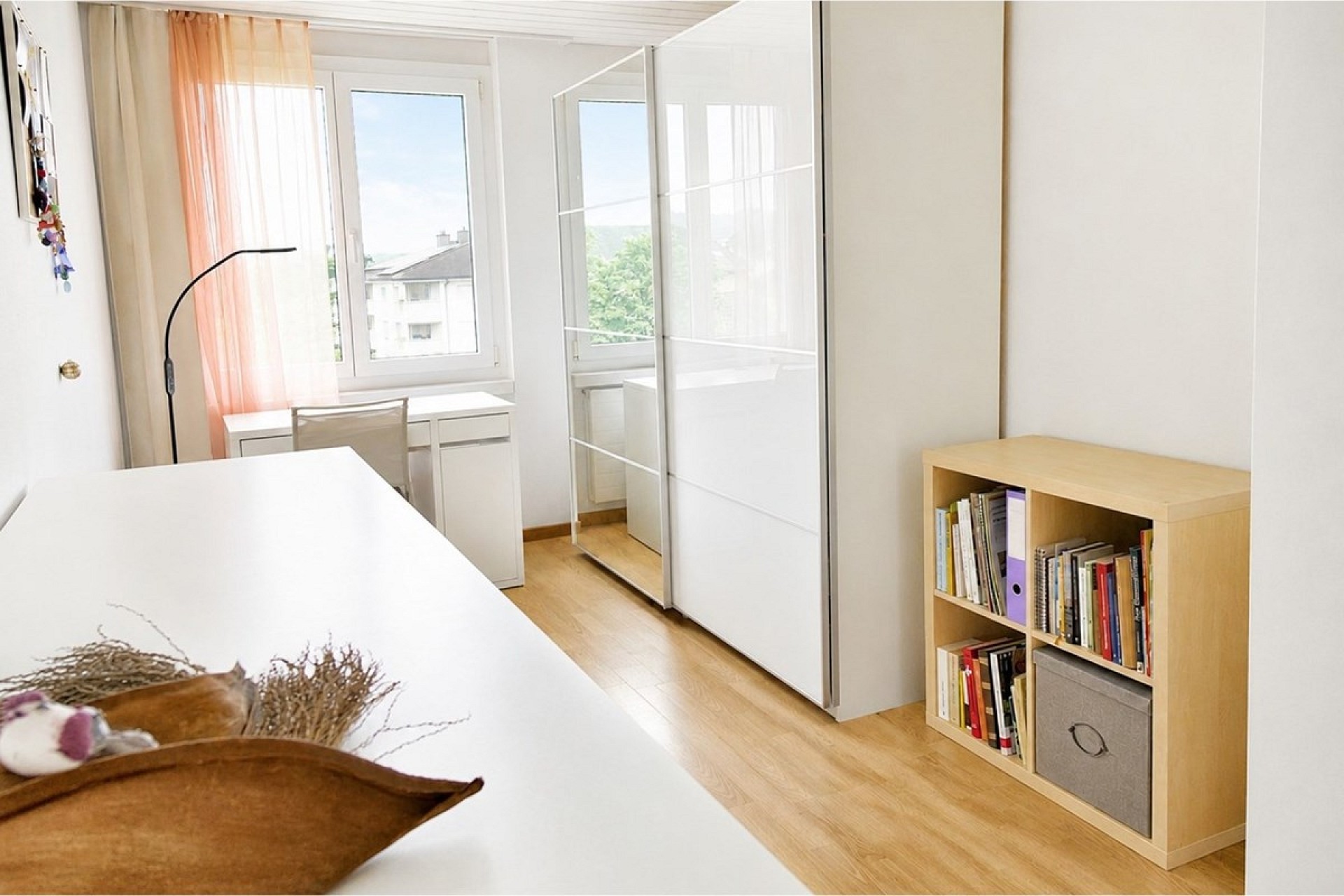 Helles Arbeits- oder Schlafzimmer mit Blick nach draußen