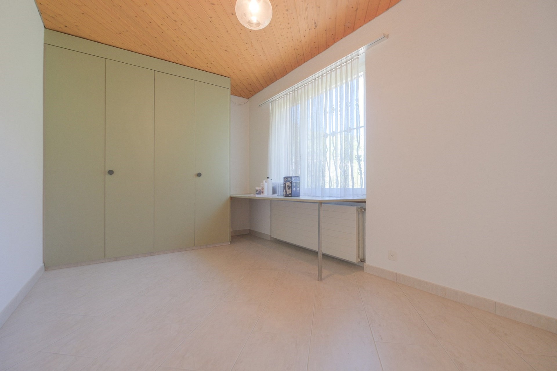Helles Schlafzimmer mit Einbauschrank