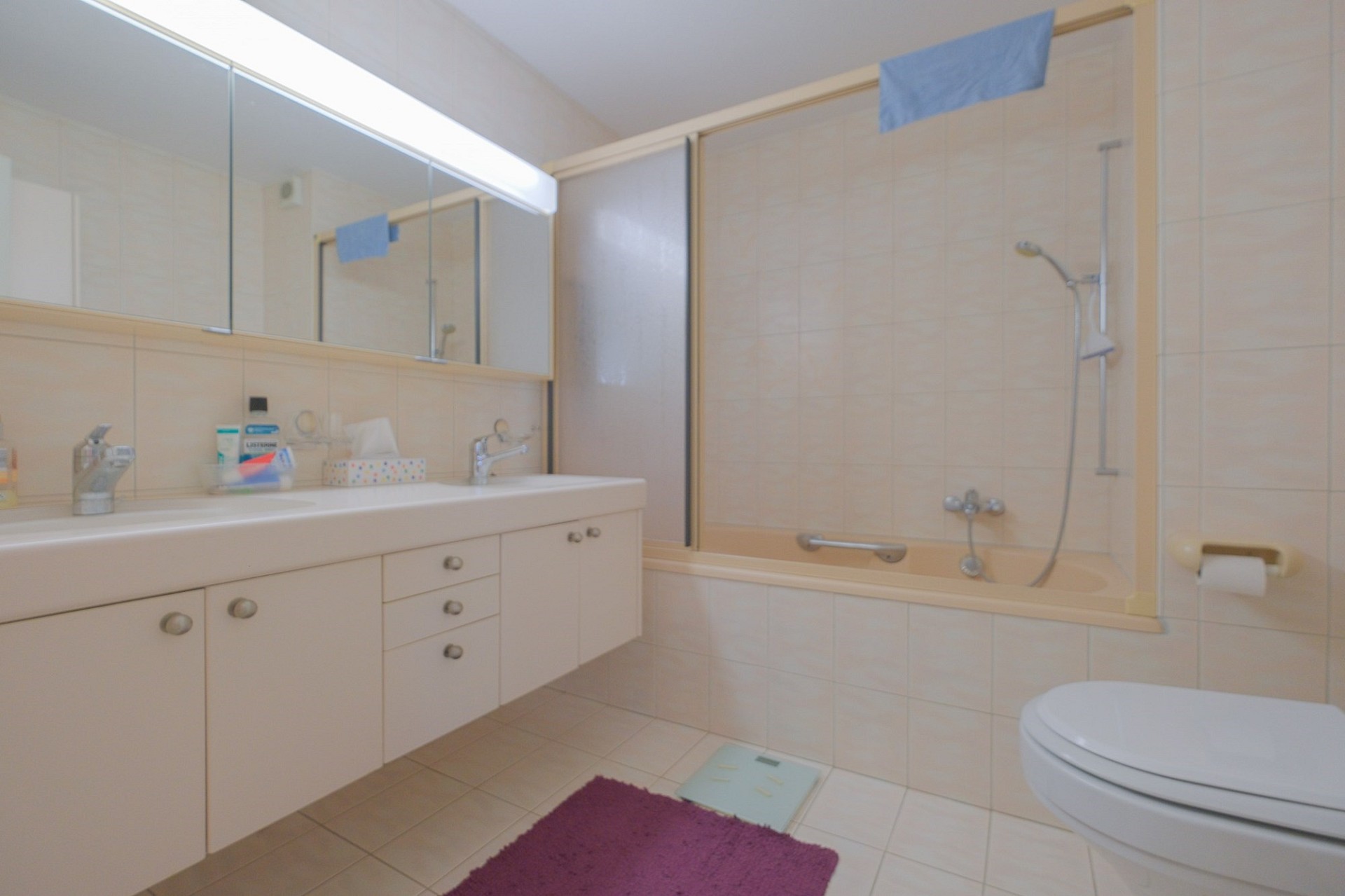 Helles Badezimmer mit Badewanne und Waschtisch