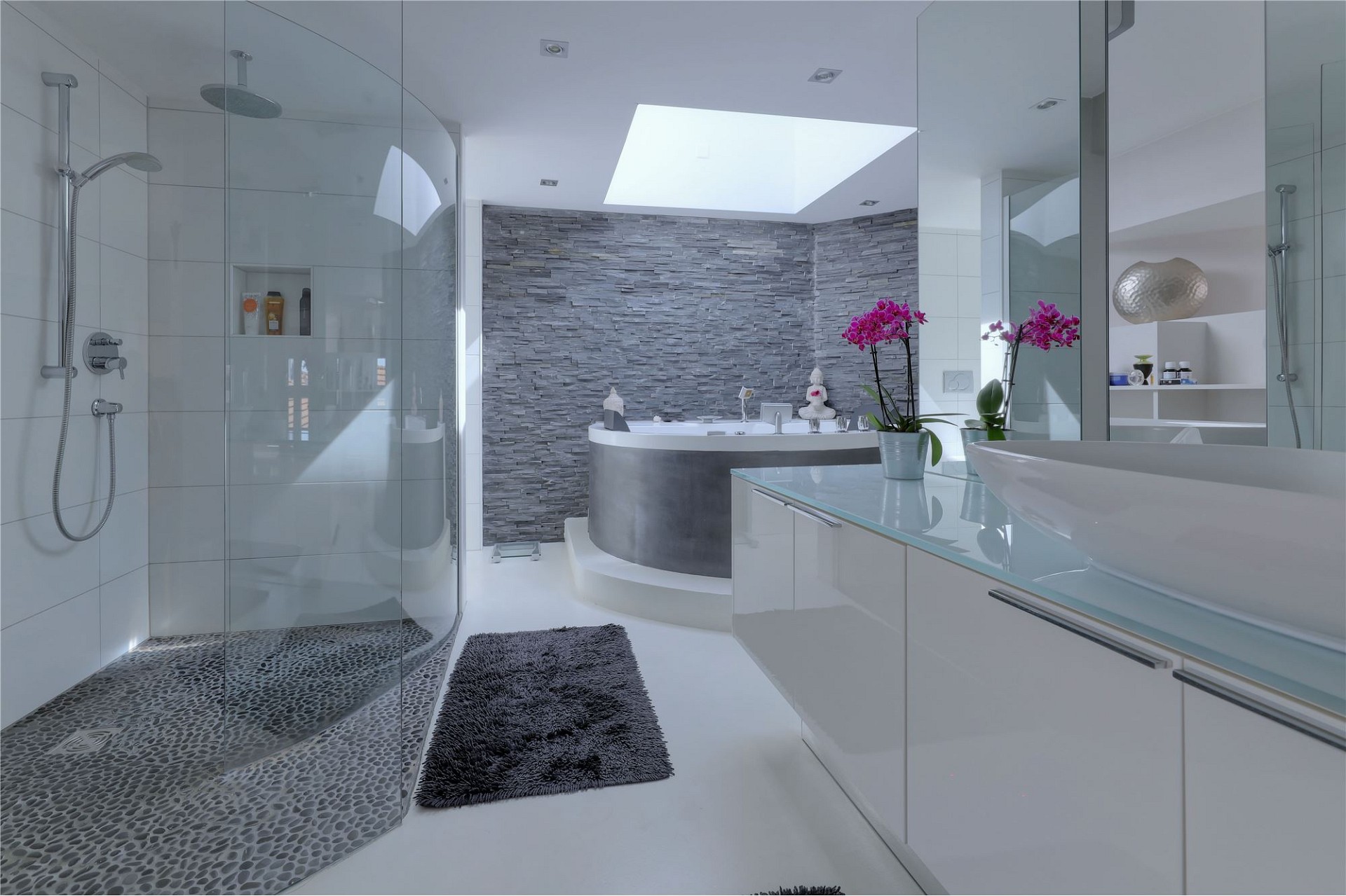 Modernes Bad mit Tageslicht und großer Dusche