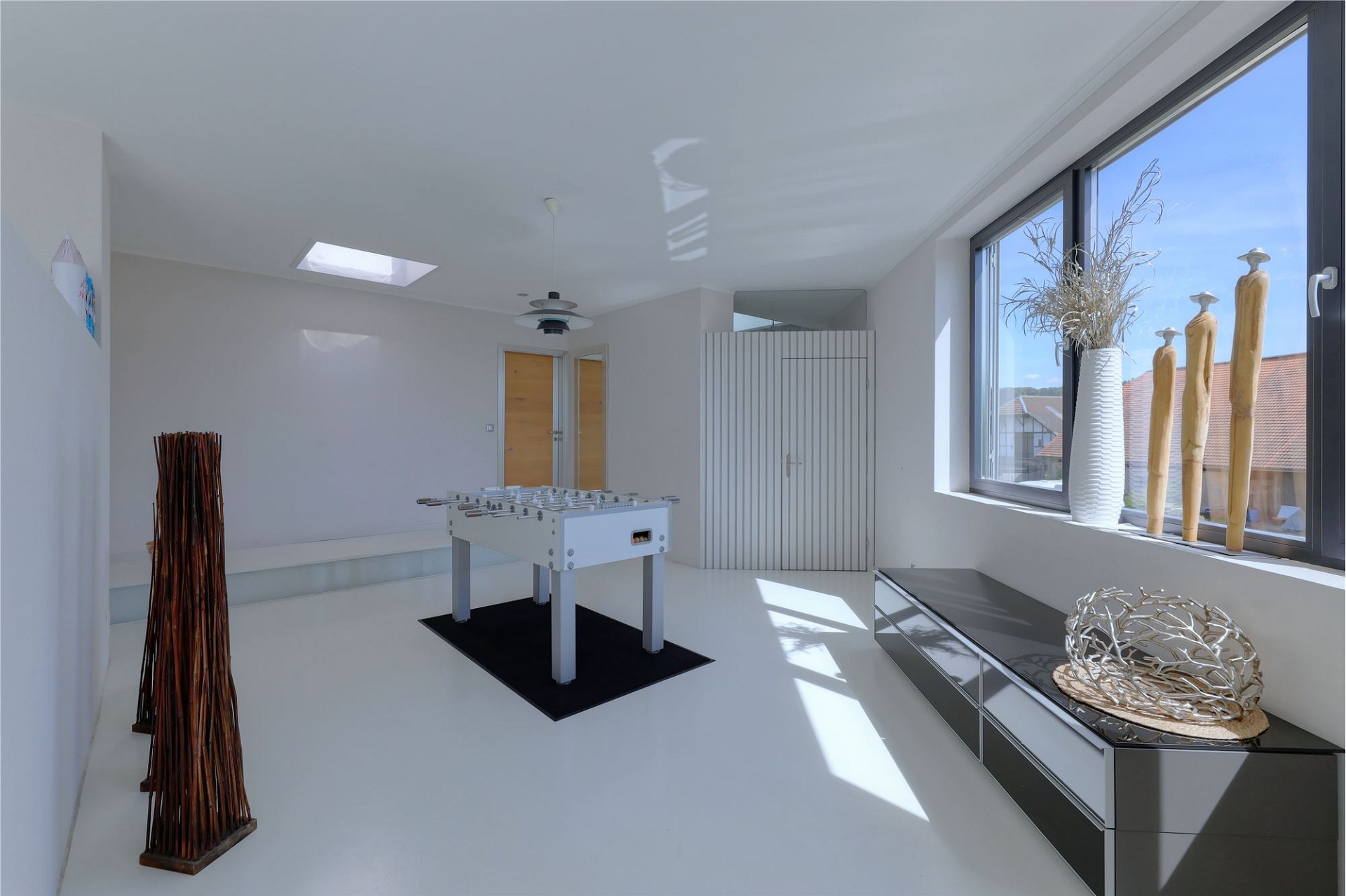 Helles Dachgeschosszimmer mit Tischkicker