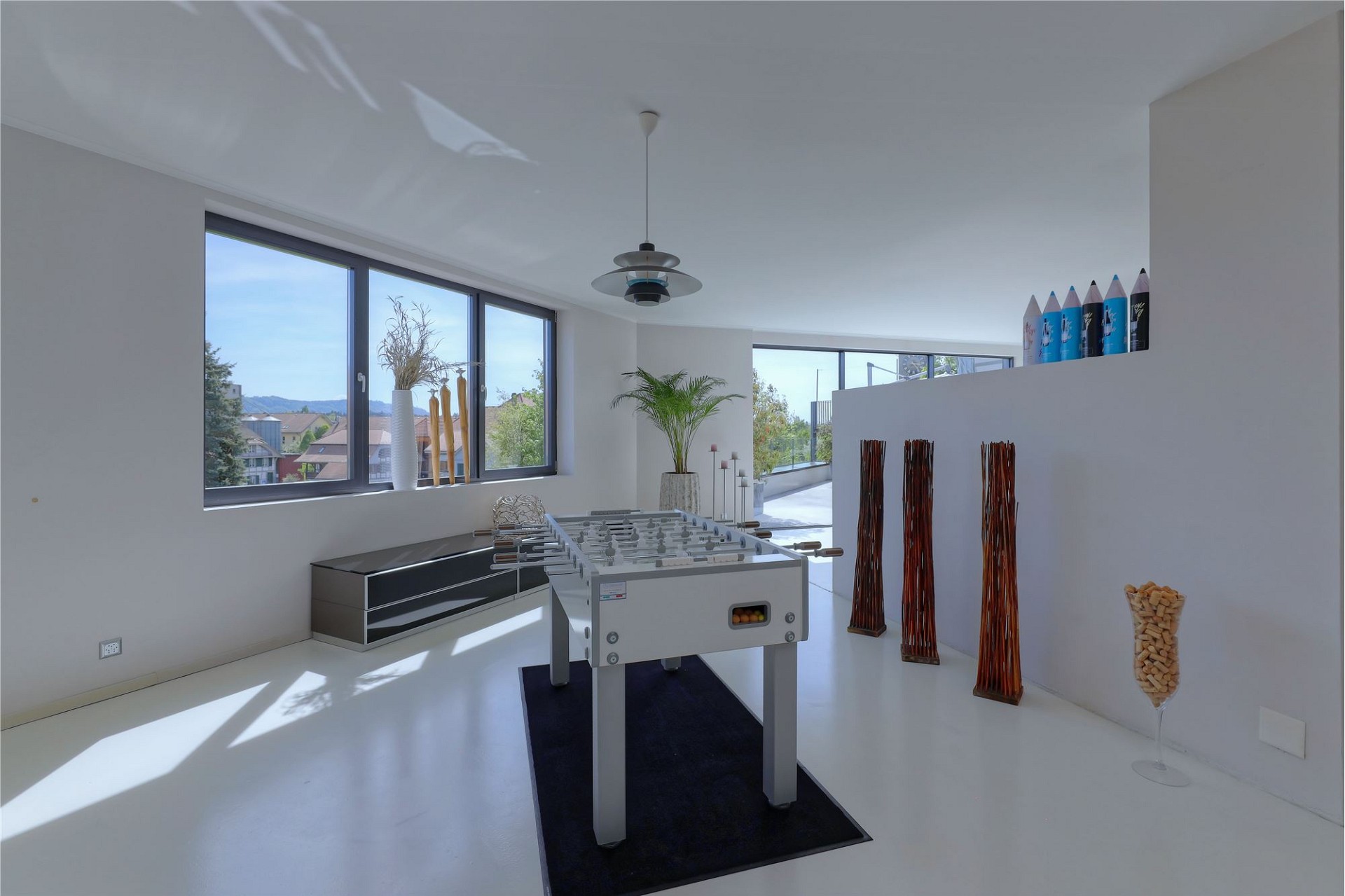 Helles Spielzimmer mit Panoramafenstern
