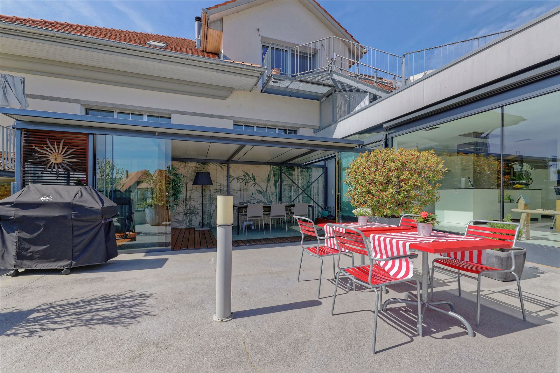 Dachterrasse mit Sitzgruppe und Grill