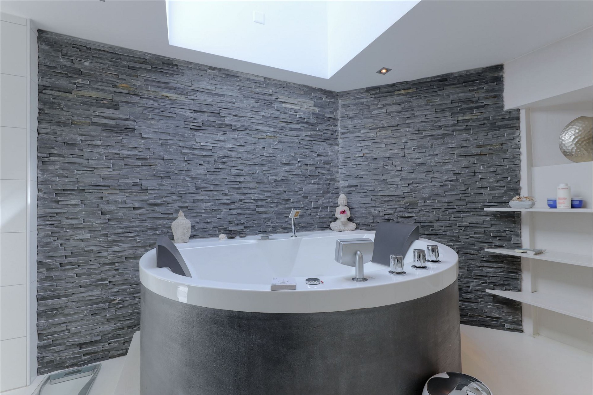 Luxuriöses Badezimmer mit runder Whirlpool-Wanne