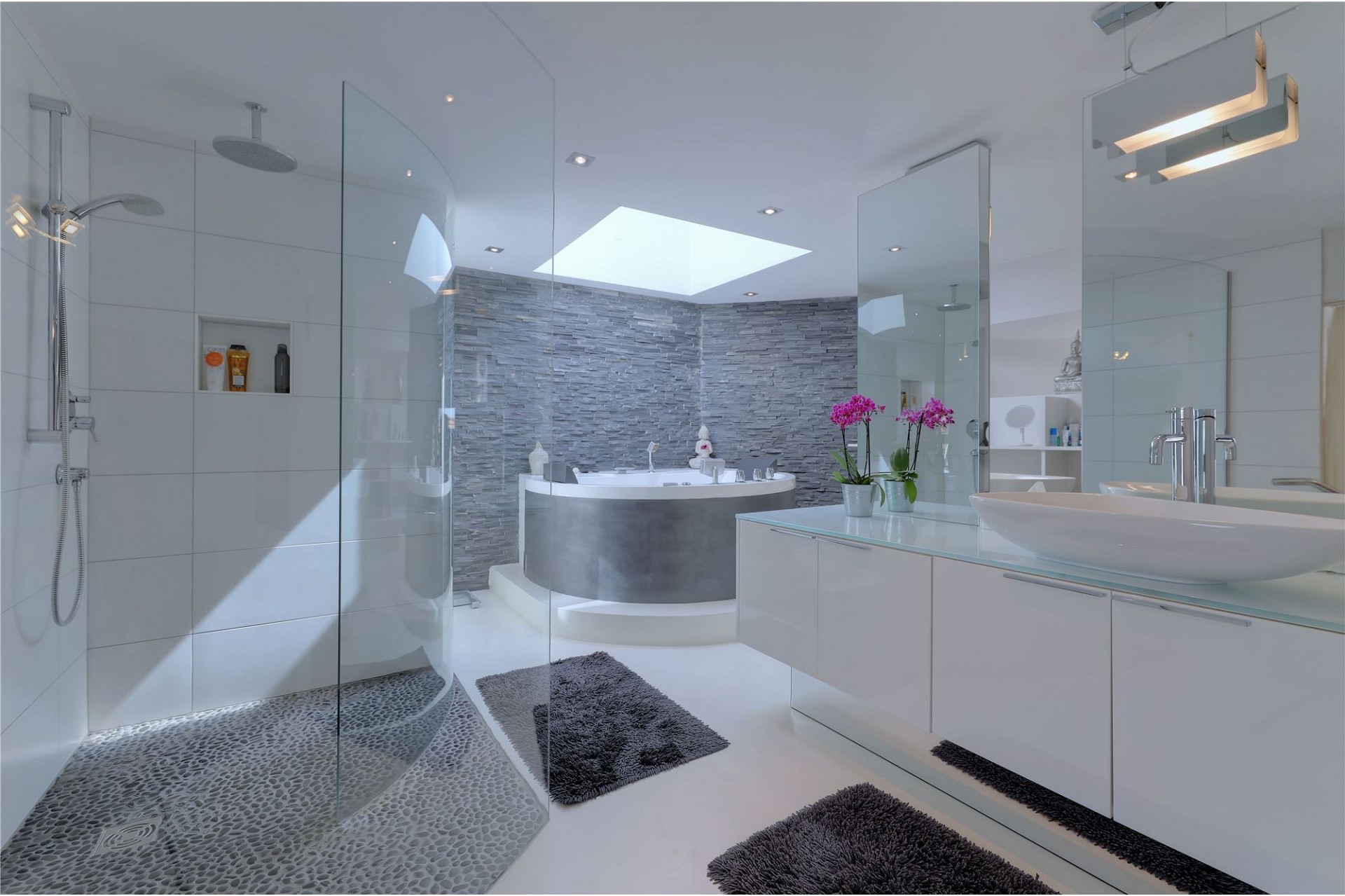 Modernes Badezimmer mit Badewanne, Dusche und Dachfenster