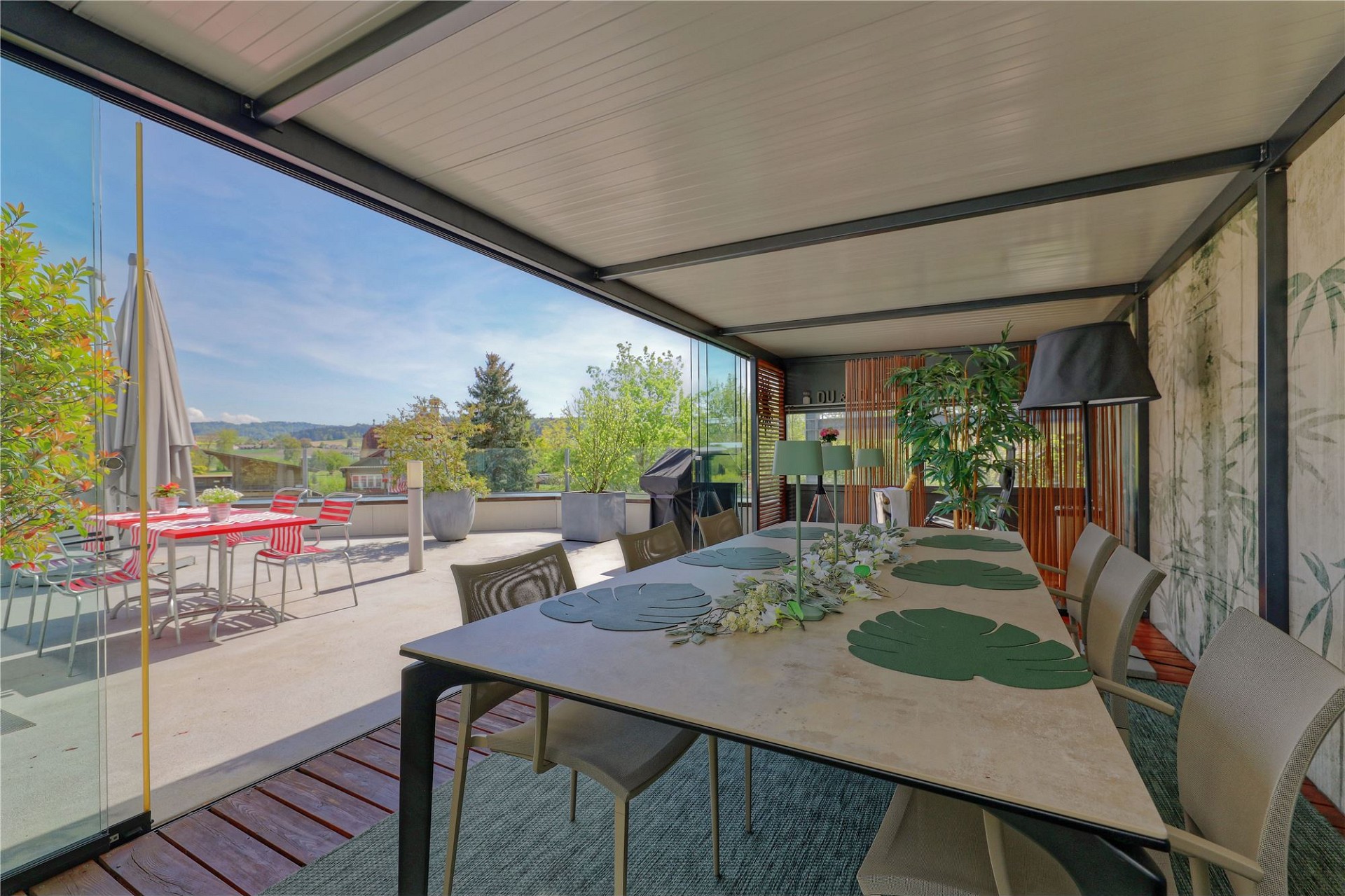 Überdachte Terrasse mit Essbereich