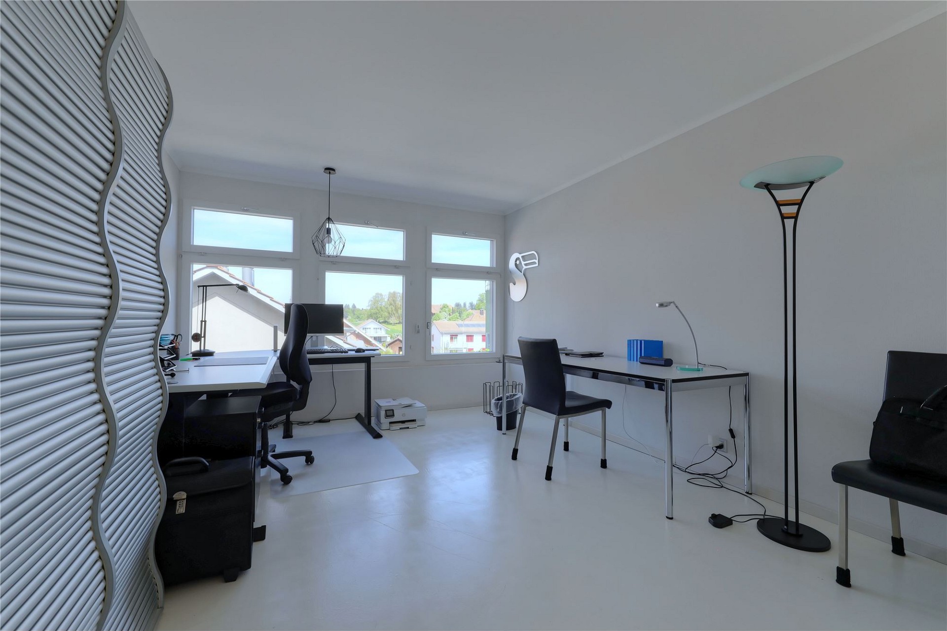Helles Arbeitszimmer mit moderner Einrichtung