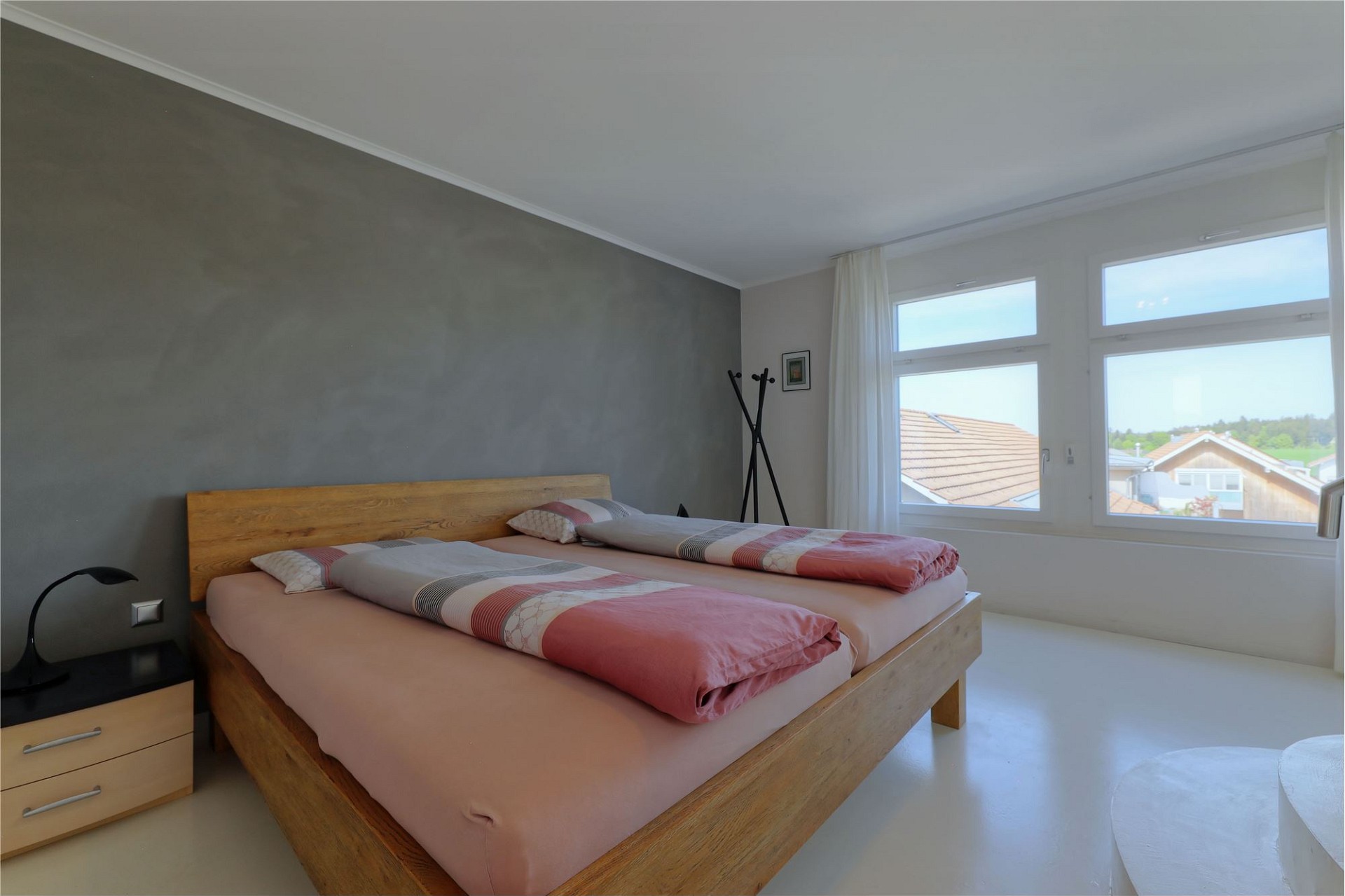 Helles Schlafzimmer mit Doppelbett und Aussicht
