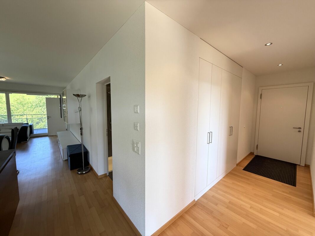 Heller Wohnungsflur mit Blick in den Wohnbereich