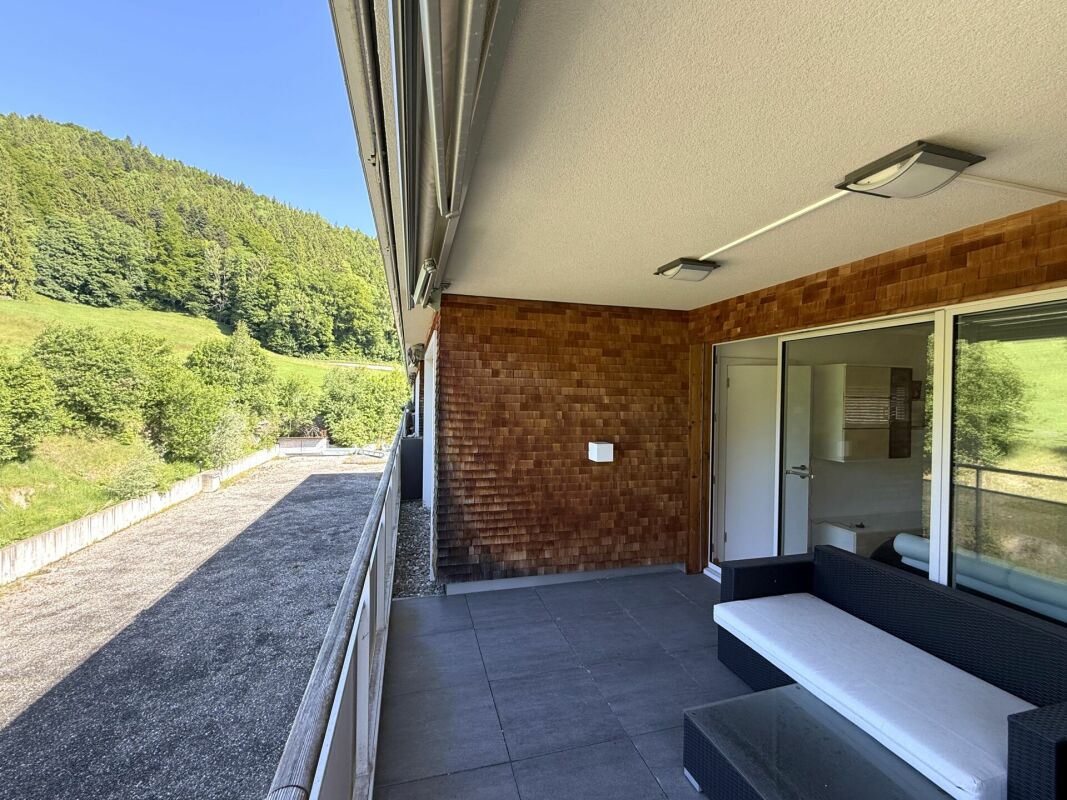 Überdachter Balkon mit Bergblick