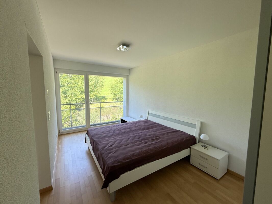 Helles Schlafzimmer mit Balkonblick