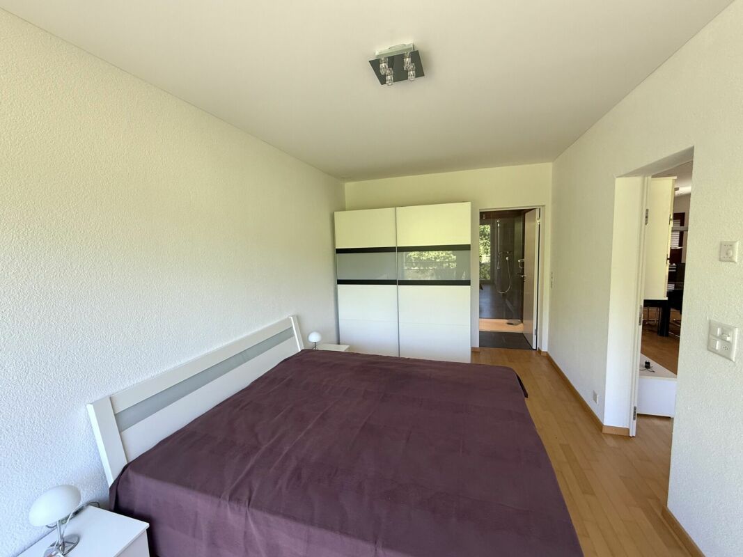Schlafzimmer mit Bett und Kleiderschrank