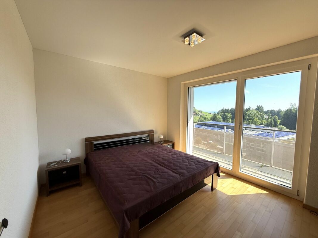 Schlafzimmer mit großem Fenster