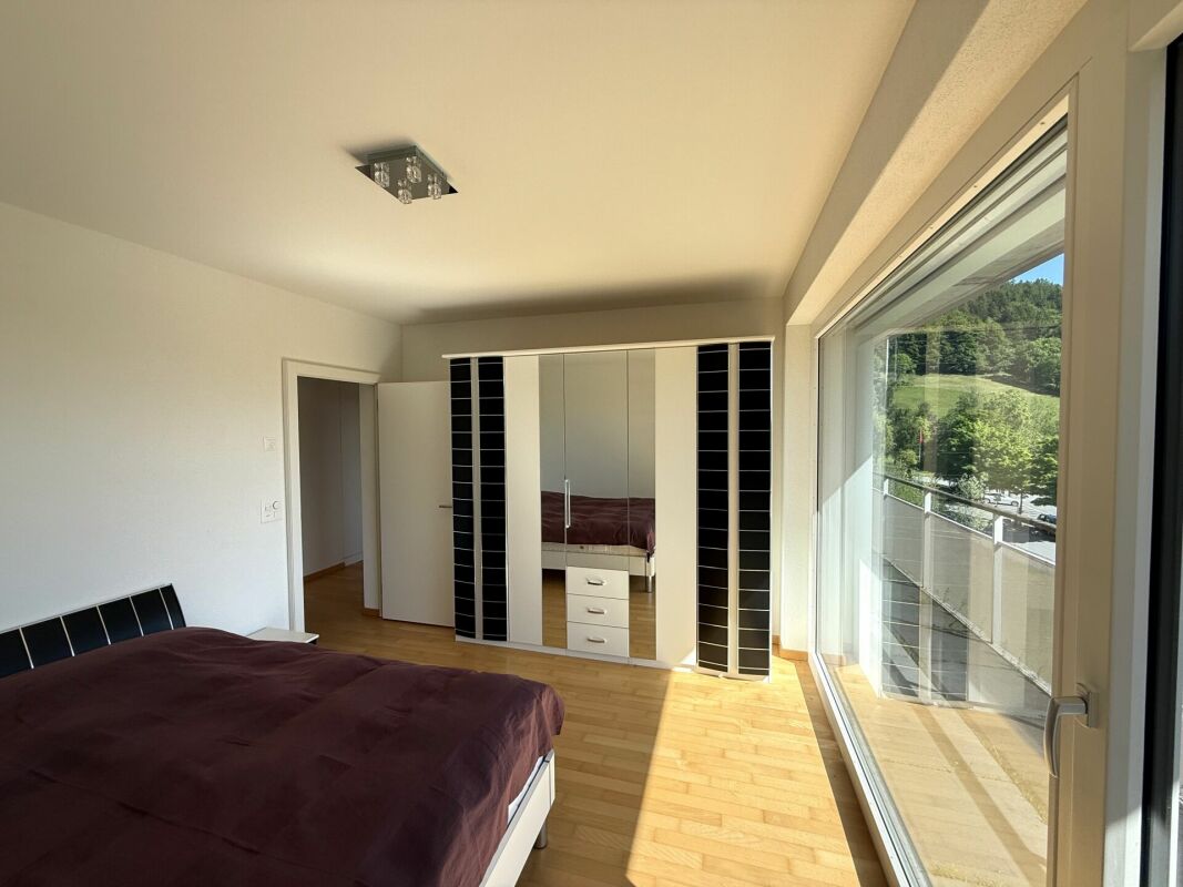 Helles Schlafzimmer mit Balkonblick