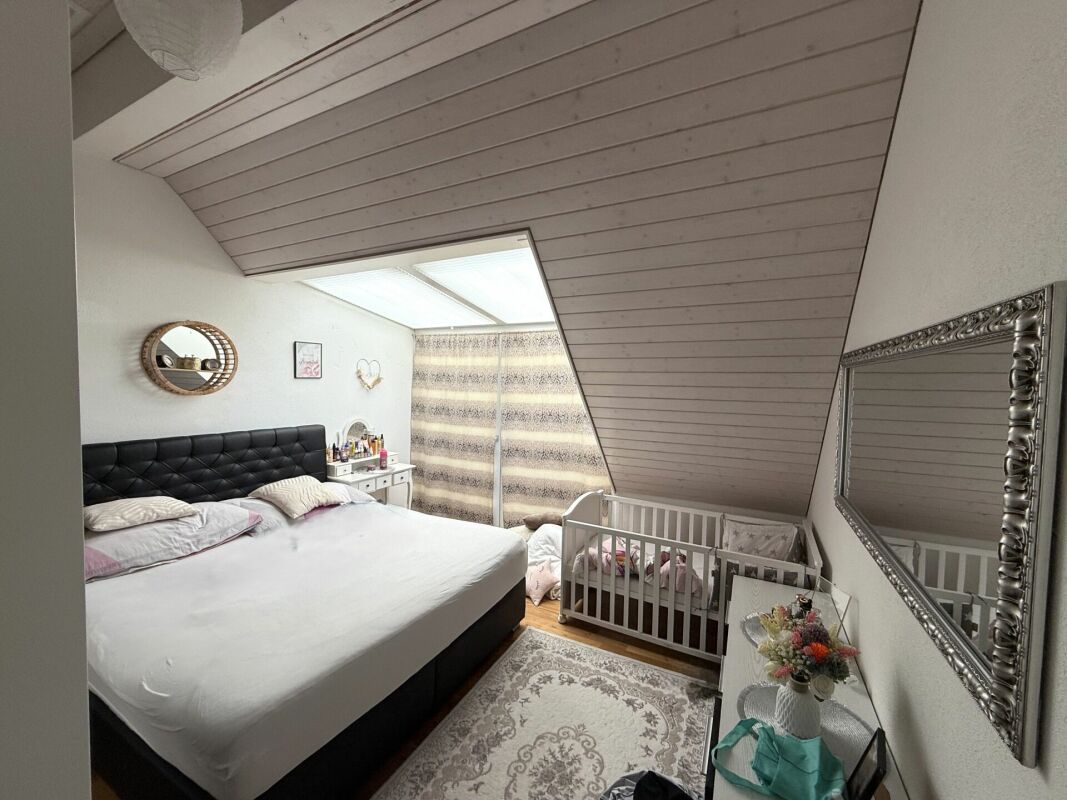 Gemütliches Schlafzimmer unter der Schräge