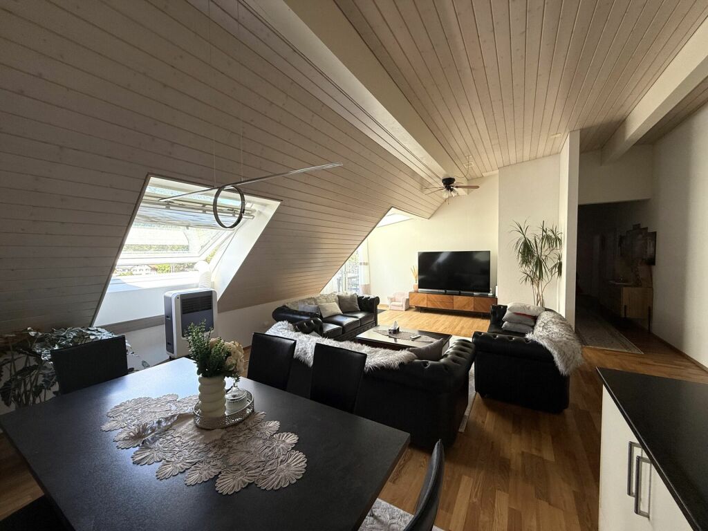 Wohnzimmer mit Dachschräge