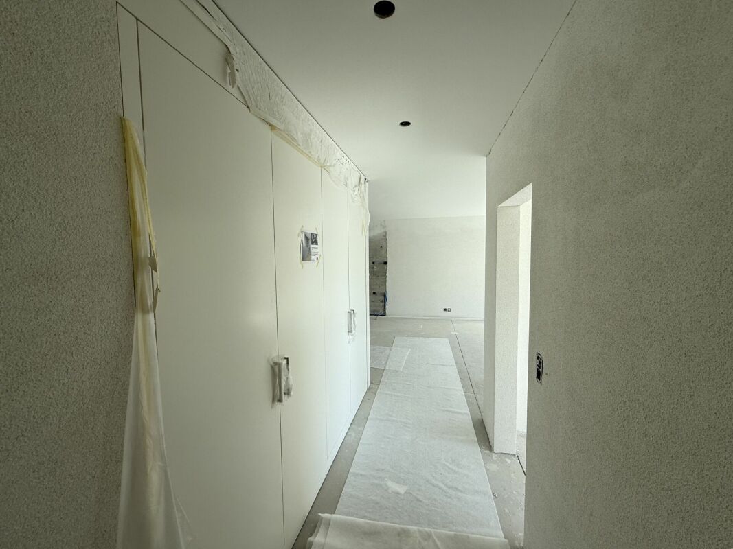 Unfertiger Flur mit Einbauschrank