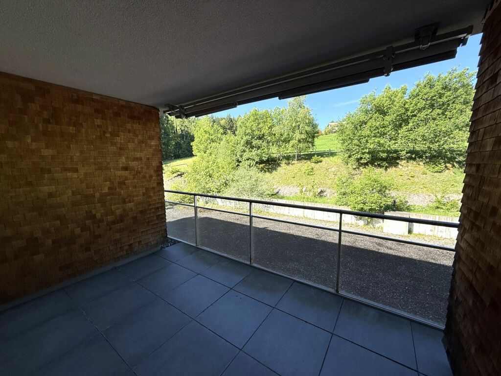 Überdachter Balkon mit Grünblick