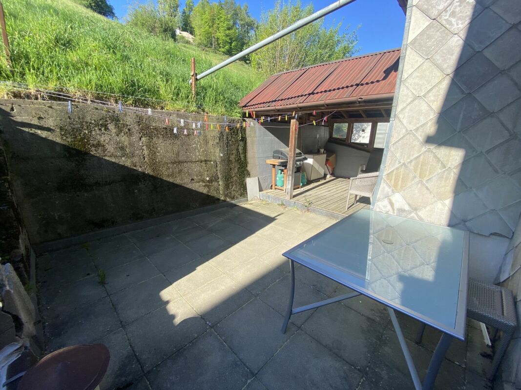Außenbereich mit überdachter Terrasse und Grillplatz
