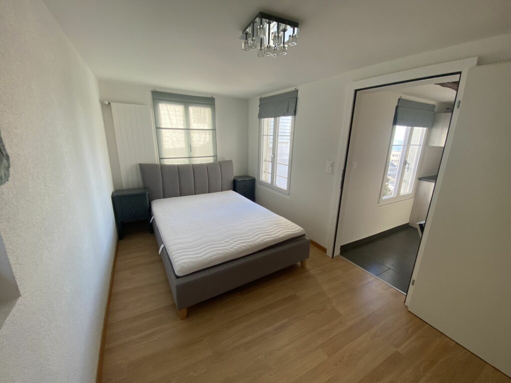 Schlichtes Schlafzimmer mit Doppelbett