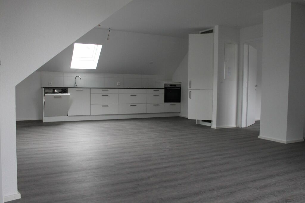 Offene Dachgeschossküche mit großem Wohnraum