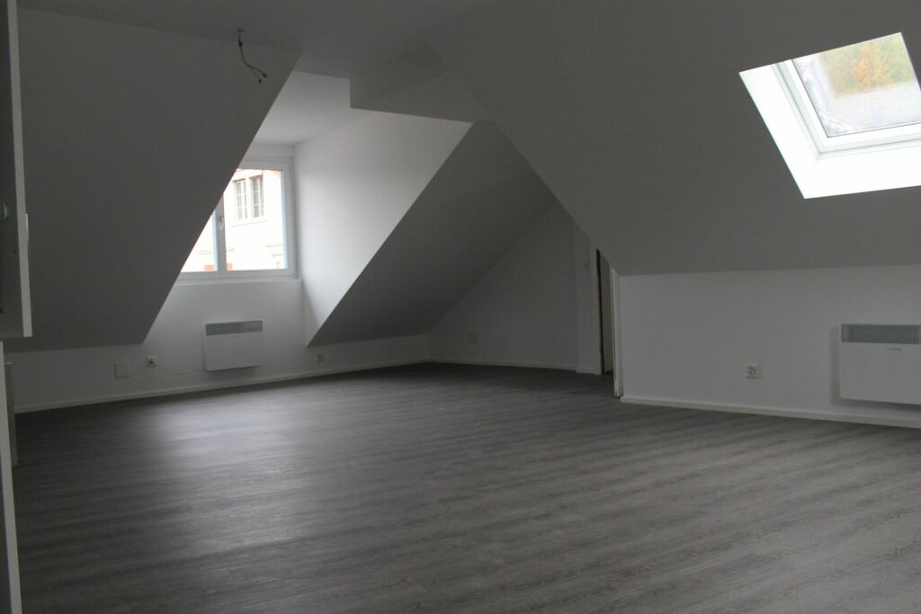 Dachgeschoss-Raum mit Dachfenstern