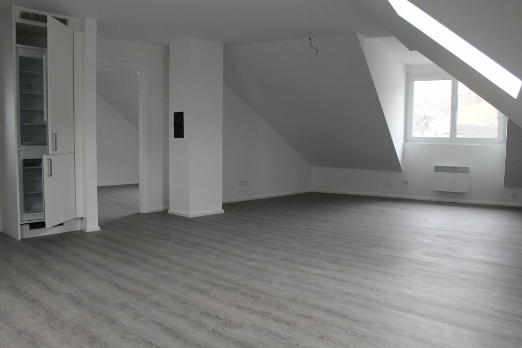 Ausgebauter Dachraum mit großem Fenster