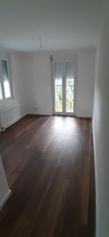 Leerer Wohnraum mit Balkon-/Fenstertür