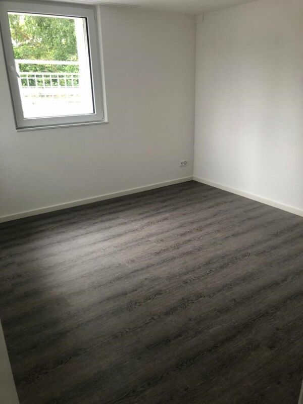 Leerer Raum mit Fenster
