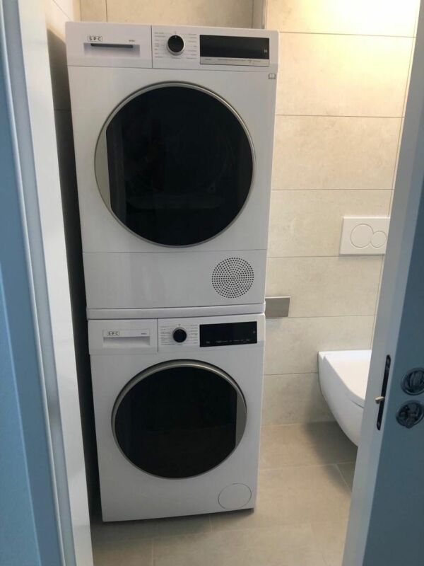 Hauswirtschaftsbereich mit Trockner und Waschmaschine