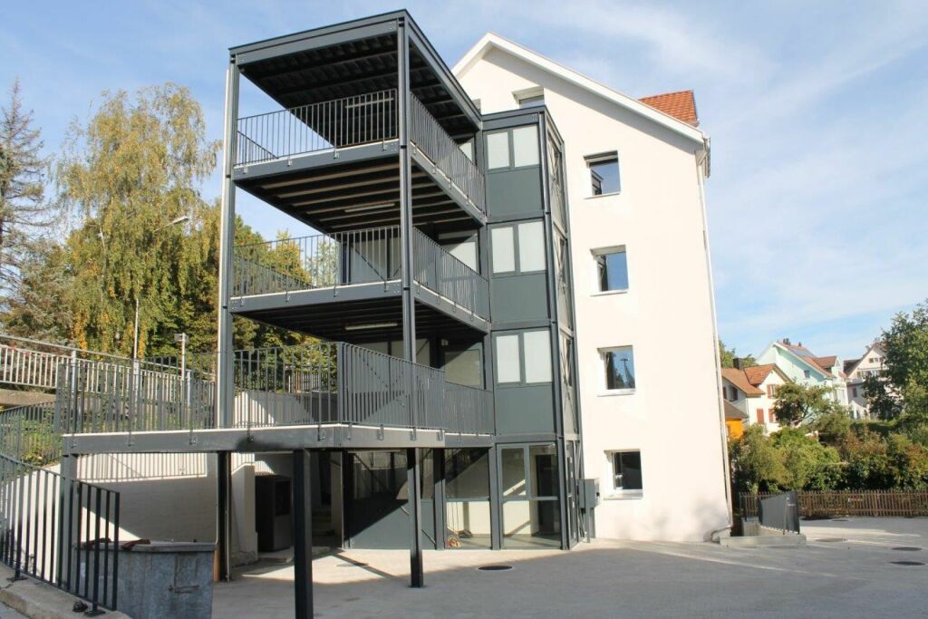 Mehrgeschossiges Wohngebäude mit Außentreppen und Balkonen