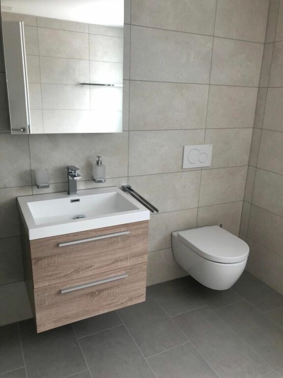 Modernes Bad mit hängendem WC