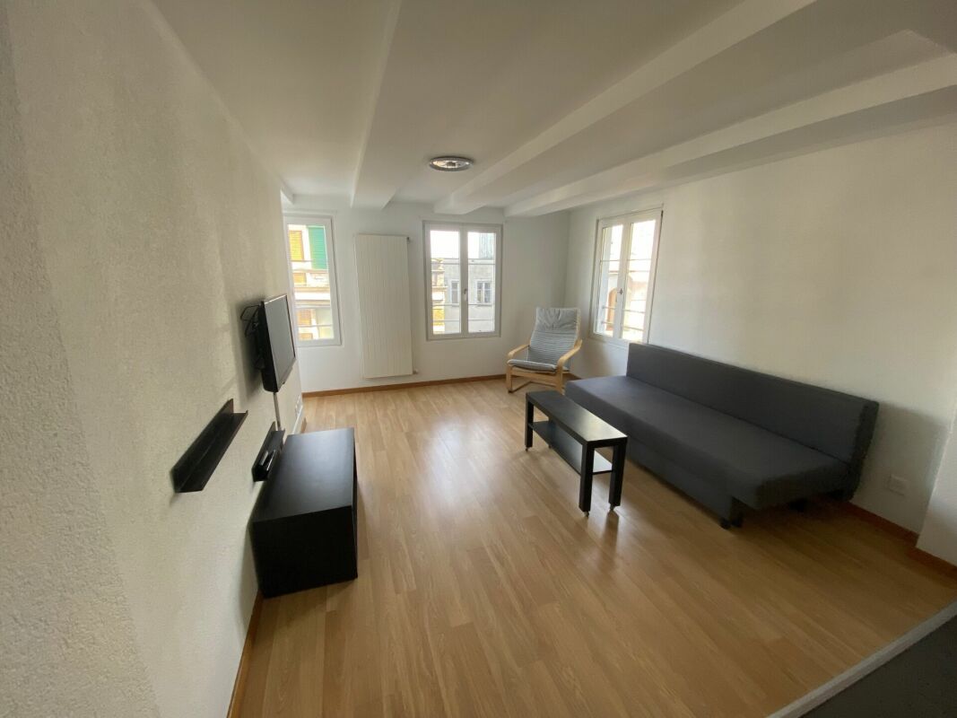 Heller Wohnraum mit Sofa und Fensterfront
