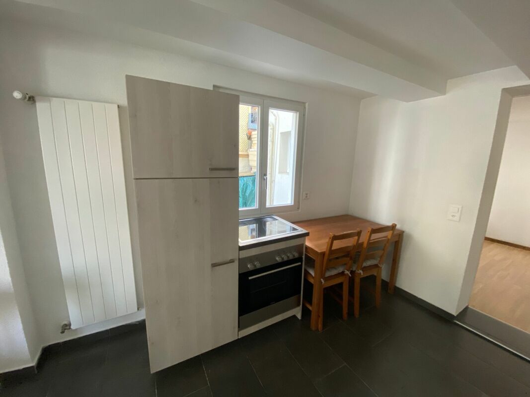 Kleine Küche mit Tisch und Fenster