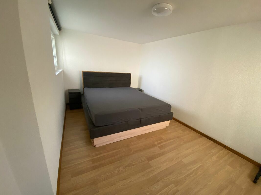 Schlichtes Schlafzimmer mit Doppelbett
