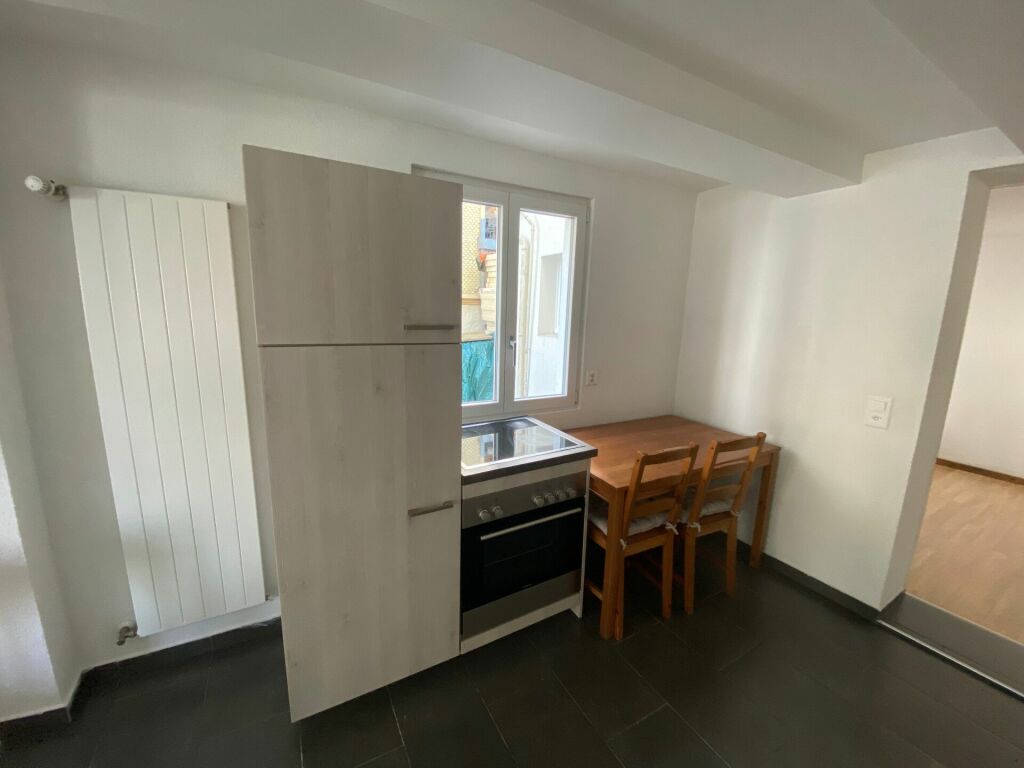 Kleine Küche mit Tisch und Fenster