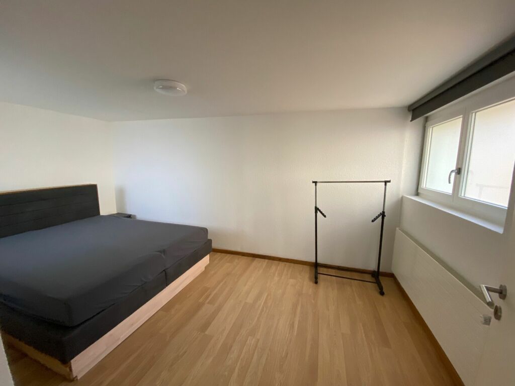 Schlafzimmer mit einfachem Mobiliar