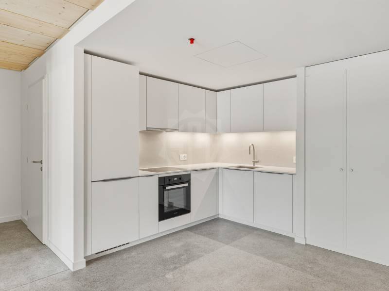 Moderne Einbauküche in hellen Neutönen