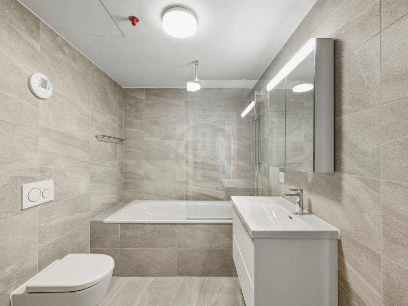Modernes Badezimmer mit Wanne und Waschtisch