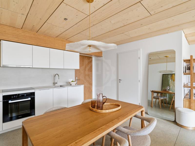 Heller Küchen- und Essbereich mit Holzdecke