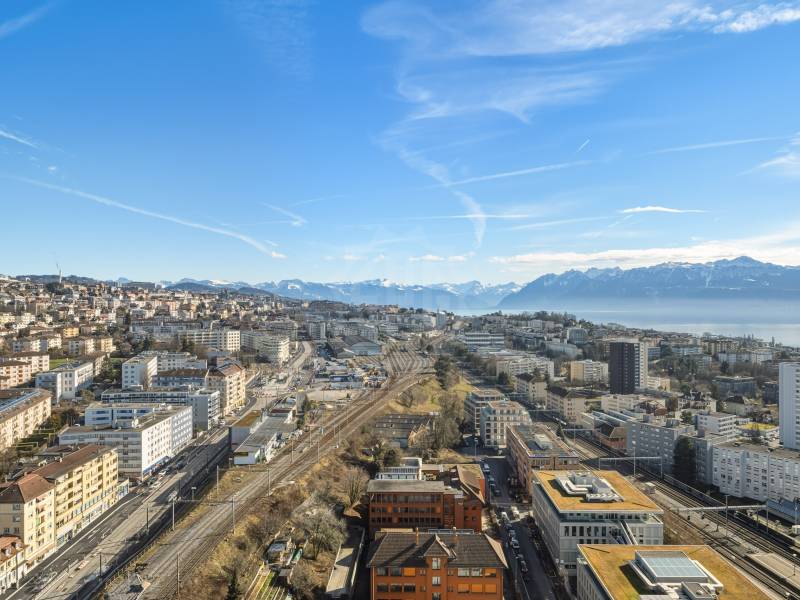 Stadtpanorama mit See- und Bergblick