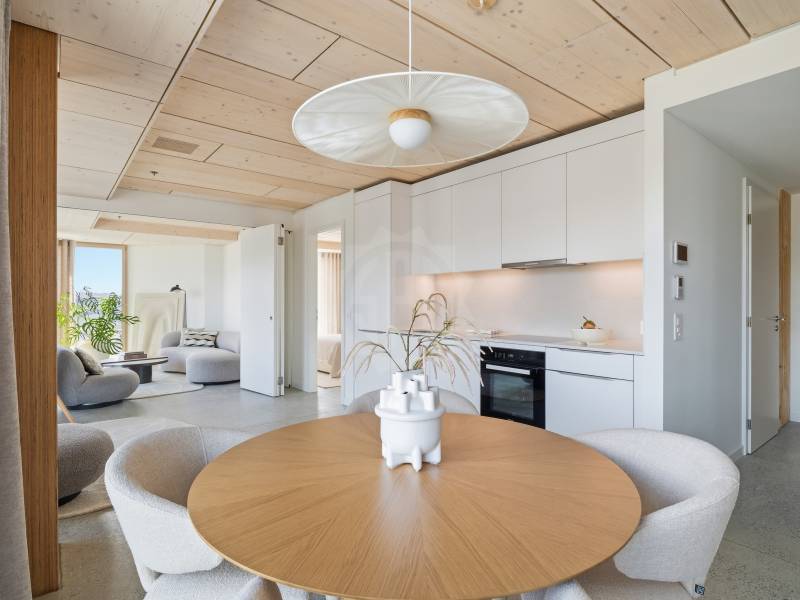 Offener Wohn-Ess-Kochbereich mit heller Holzdecke