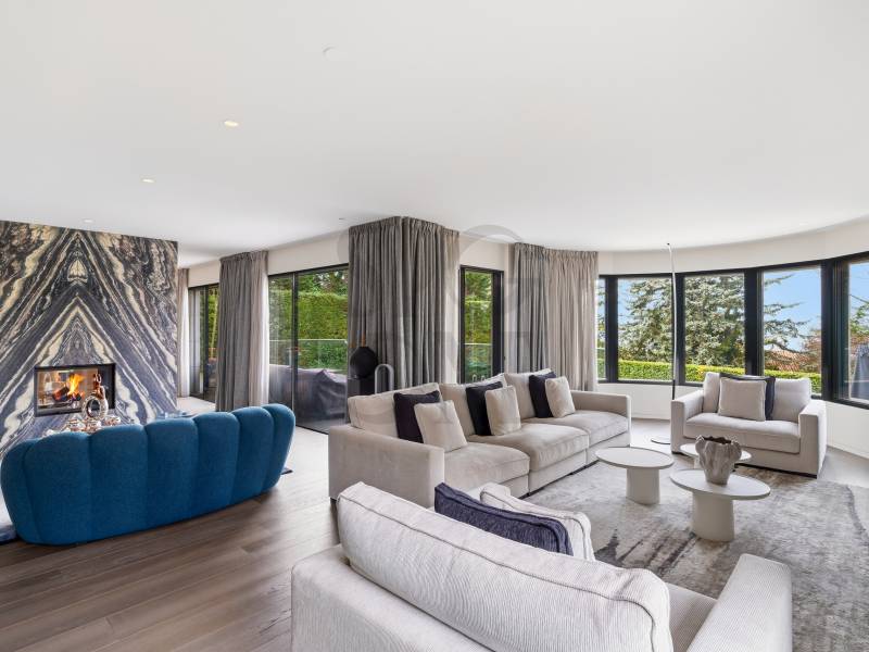 Großzügiges, modernes Wohnzimmer mit Panoramafenstern