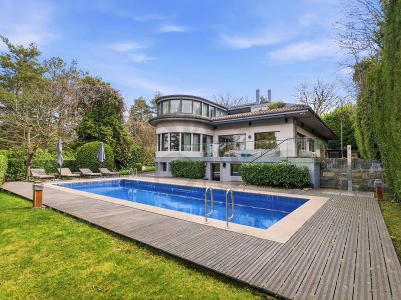 Luxuriöse Villa mit Pool und großer Terrasse