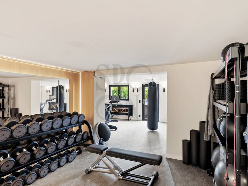 Home-Fitnessraum mit Spiegelwand